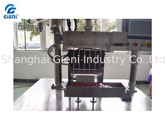 เครื่องบรรจุลิปสติกแบบฟันผุ 6 ช่องพร้อมถังวัสดุ 20 ลิตรสองอัน