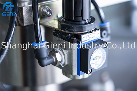 45 ชิ้น / นาที 100 มล. คอนซีลเลอร์ครีมเครื่องบรรจุเครื่องสำอางพร้อมหัวฉีดยก