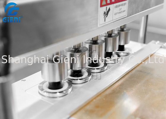 เครื่องทำลิปสติกกึ่งอัตโนมัติ SS304 1500pcs / H ขนาดกะทัดรัด