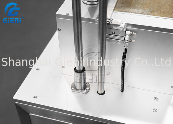 เครื่องทำลิปสติกกึ่งอัตโนมัติ SS304 1500pcs / H ขนาดกะทัดรัด